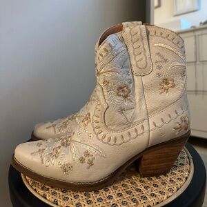 Dingo 1969 Primrose Leather Booties